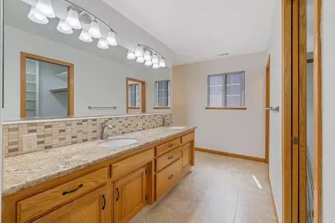 Bath - 339 E Oak View Ave, Visalia, CA 93277 photo 4 of 9