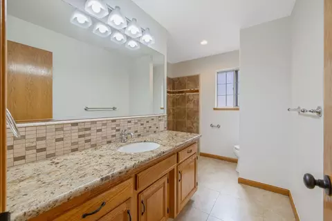 Bath - 339 E Oak View Ave, Visalia, CA 93277 photo 2 of 9