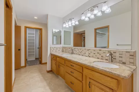 Bath - 339 E Oak View Ave, Visalia, CA 93277 photo 7 of 9