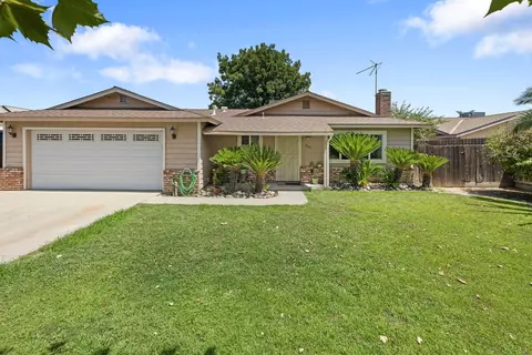 860 S Kazarian St, Tulare, CA 93274