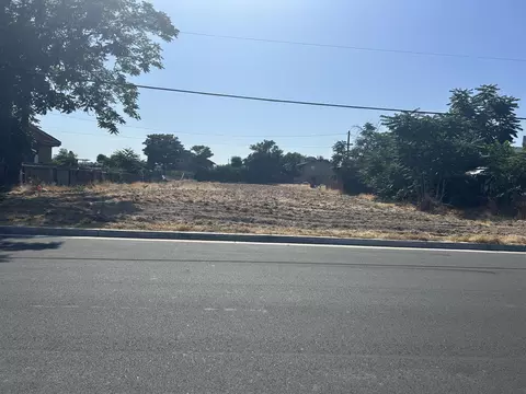 629 S Spruce St, Tulare, CA 93274