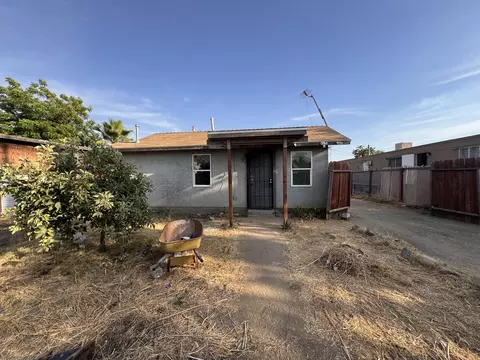 1571 E Crabtree Ave, Porterville, CA 93257