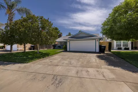 926 N Parkwood Ct, Visalia, CA 93291