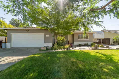 1482 N Sampson St, Tulare, CA 93274