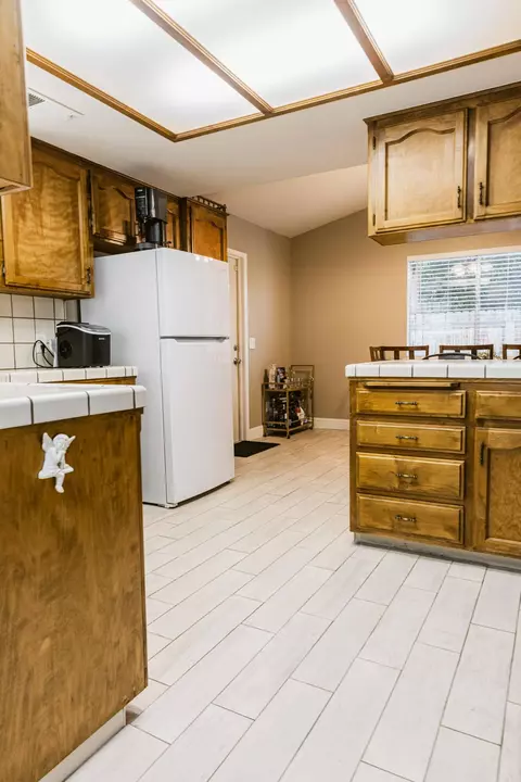 Kitchen - 434 Fallbrook Ct, Tulare, CA 93274 photo 1 of 2