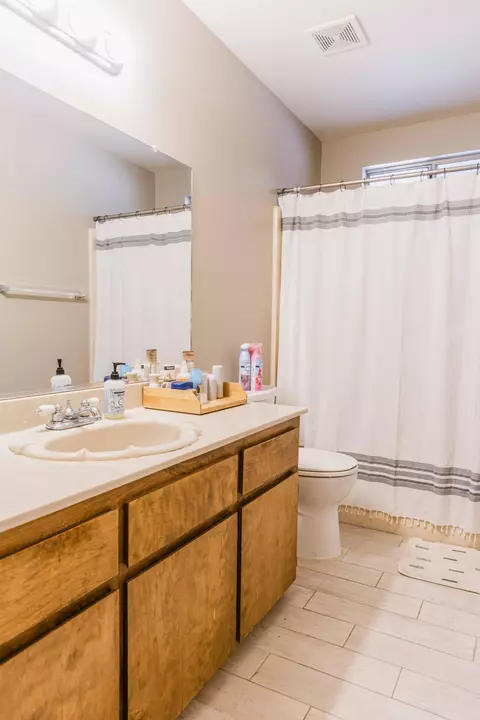 Bath - 434 Fallbrook Ct, Tulare, CA 93274 photo 1 of 3