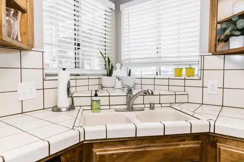 Kitchen - 434 Fallbrook Ct, Tulare, CA 93274 photo 2 of 2