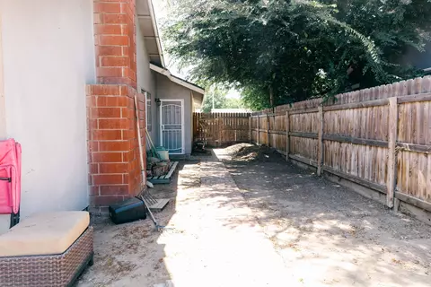 Exterior - 434 Fallbrook Ct, Tulare, CA 93274 photo 2 of 2