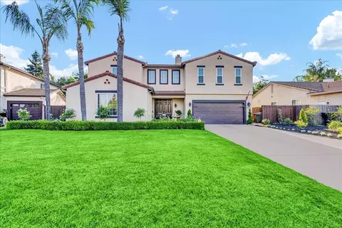2415 N Oak Grove Ct, Visalia, CA 93291