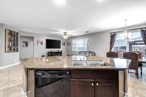 976 Daisy Ct, Dinuba, CA 93618 photo 11