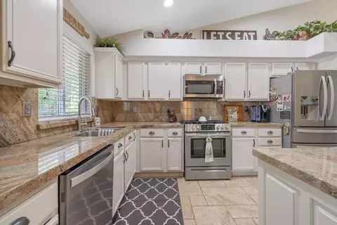 Kitchen - 3937 E Howard Ave, Visalia, CA 93292 photo 4 of 4