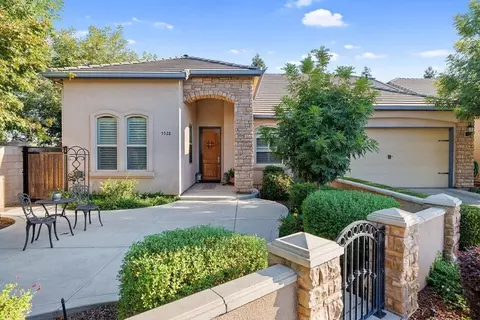 5528 W Orchard Ave, Visalia, CA 93277