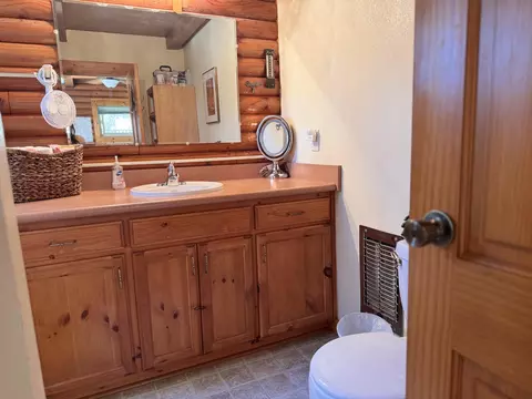 Bath - 51911 Hogback Rd, Miramonte, CA 93641 photo 5 of 7