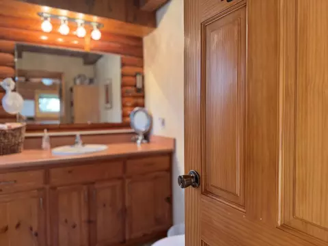 Bath - 51911 Hogback Rd, Miramonte, CA 93641 photo 4 of 7