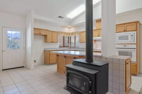 Kitchen - 42157 Black Oak Dr, Three Rivers, CA 93271 photo 3 of 4