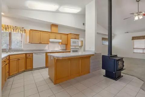 Kitchen - 42157 Black Oak Dr, Three Rivers, CA 93271 photo 2 of 4