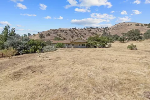 Exterior - 42157 Black Oak Dr, Three Rivers, CA 93271 photo 8 of 13
