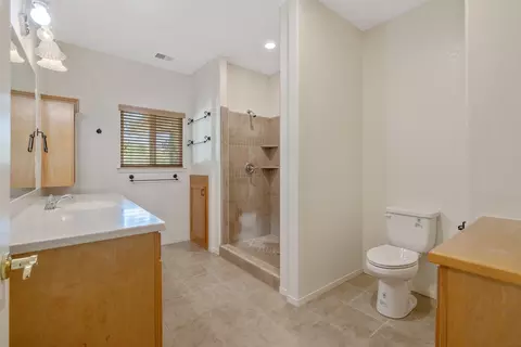 Bath - 42157 Black Oak Dr, Three Rivers, CA 93271 photo 2 of 5