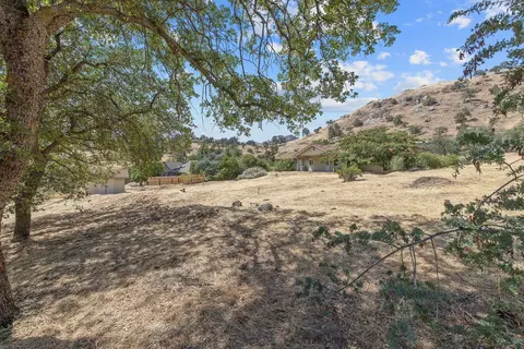 Exterior - 42157 Black Oak Dr, Three Rivers, CA 93271 photo 12 of 13