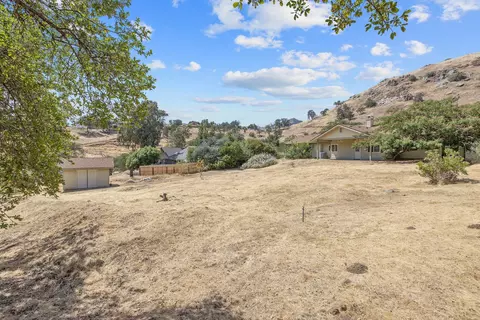 Exterior - 42157 Black Oak Dr, Three Rivers, CA 93271 photo 11 of 13