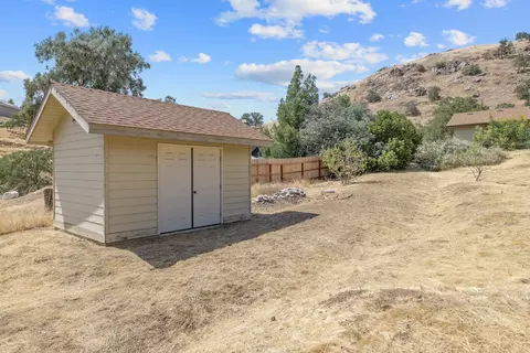 Exterior - 42157 Black Oak Dr, Three Rivers, CA 93271 photo 9 of 13