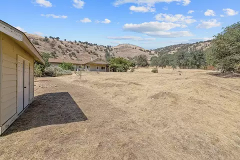 Exterior - 42157 Black Oak Dr, Three Rivers, CA 93271 photo 10 of 13