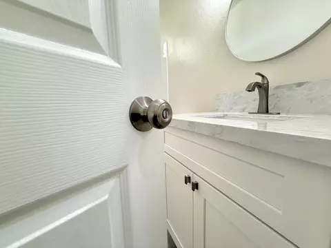 Bath - 101 S Koleen Ave, Kerman, CA 93630 photo 1 of 4