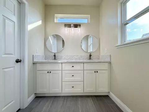 Bath - 101 S Koleen Ave, Kerman, CA 93630 photo 3 of 4