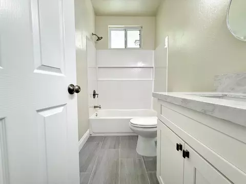 Bath - 101 S Koleen Ave, Kerman, CA 93630 photo 2 of 4