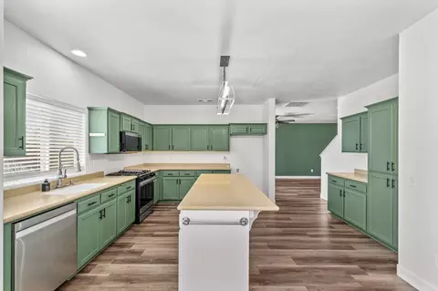Kitchen - 2223 E La Vida Ave, Visalia, CA 93292 photo 2 of 6