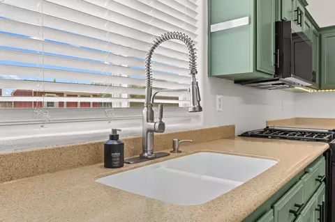 Kitchen - 2223 E La Vida Ave, Visalia, CA 93292 photo 4 of 6