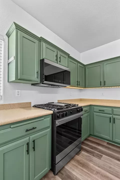 Kitchen - 2223 E La Vida Ave, Visalia, CA 93292 photo 5 of 6