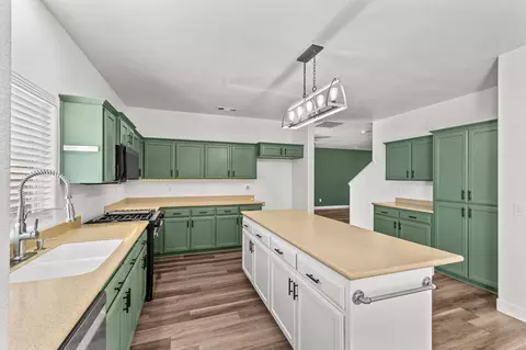 Kitchen - 2223 E La Vida Ave, Visalia, CA 93292 photo 6 of 6