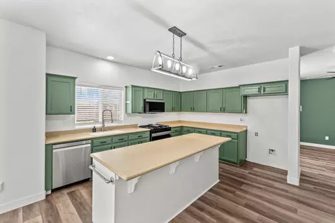 Kitchen - 2223 E La Vida Ave, Visalia, CA 93292 photo 3 of 6