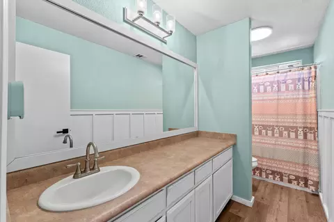 Bath - 2223 E La Vida Ave, Visalia, CA 93292 photo 2 of 6