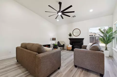 1696 Jacaranda St, Lemoore, CA 93245 photo 7