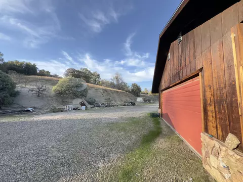 Exterior - 50200 Hogback Dr, Badger, CA 93603 photo 10 of 18