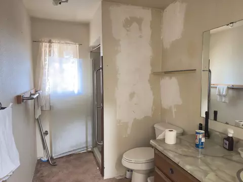 Bath - 50200 Hogback Dr, Badger, CA 93603 photo 1 of 1