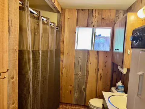 Bath - 515 Mc Comber Dr, Springville, CA 93265 photo 1 of 1