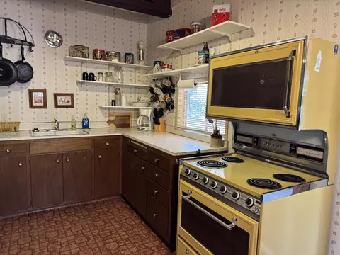 Kitchen - 515 Mc Comber Dr, Springville, CA 93265 photo 1 of 2