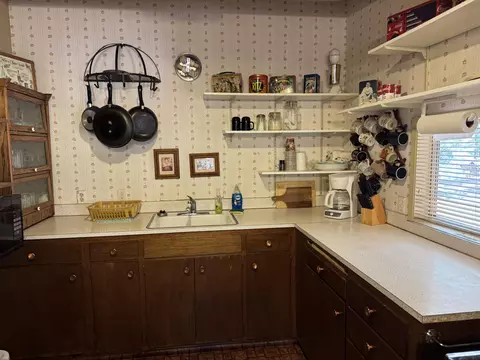Kitchen - 515 Mc Comber Dr, Springville, CA 93265 photo 2 of 2