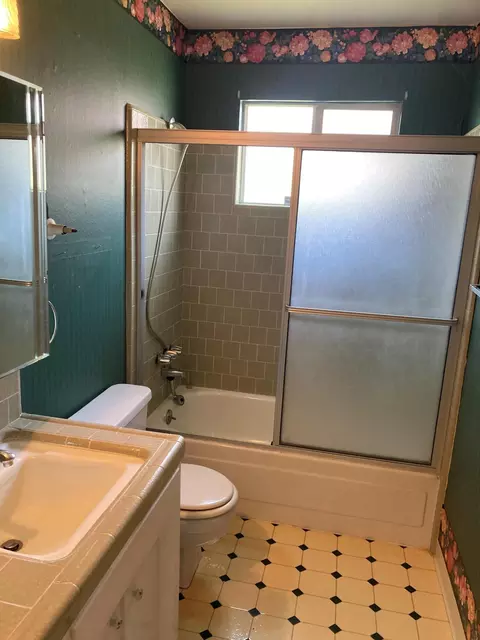 Bath - 387 S Evans Rd, Tipton, CA 93272 photo 1 of 3