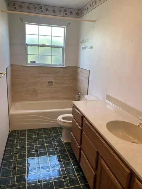 Bath - 387 S Evans Rd, Tipton, CA 93272 photo 2 of 3
