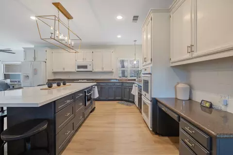 Kitchen - 15664 Mills Dr #D, Visalia, CA 93292 photo 2 of 5