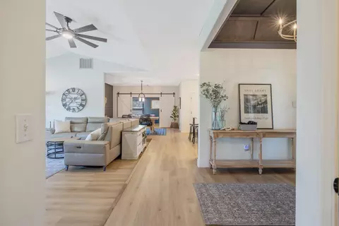 Entry Way - 15664 Mills Dr #D, Visalia, CA 93292 photo 7 of 10