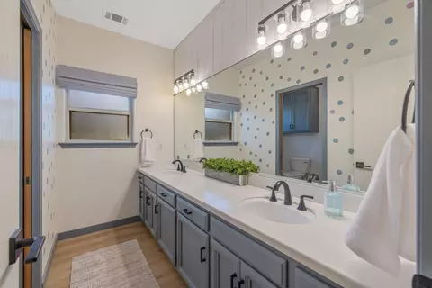 Bath - 15664 Mills Dr #D, Visalia, CA 93292 photo 1 of 7