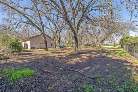 Exterior - 15664 Mills Dr #D, Visalia, CA 93292 photo 25 of 35