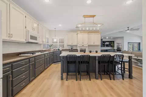Kitchen - 15664 Mills Dr #D, Visalia, CA 93292 photo 4 of 5
