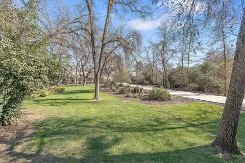 Exterior - 15664 Mills Dr #D, Visalia, CA 93292 photo 2 of 35