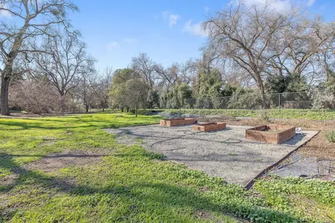 Exterior - 15664 Mills Dr #D, Visalia, CA 93292 photo 32 of 35
